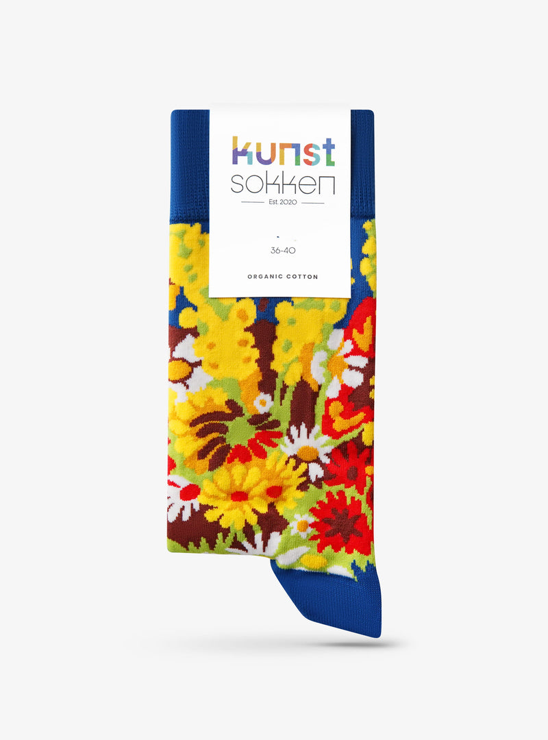 Vase mit Blumen an einer Wand