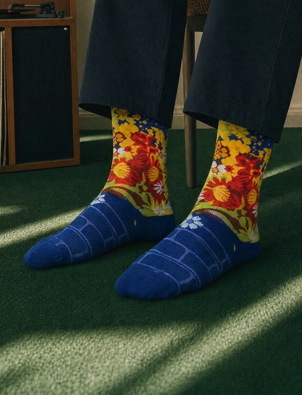Sokken Vaas met bloemen tegen muur in een woonkamer