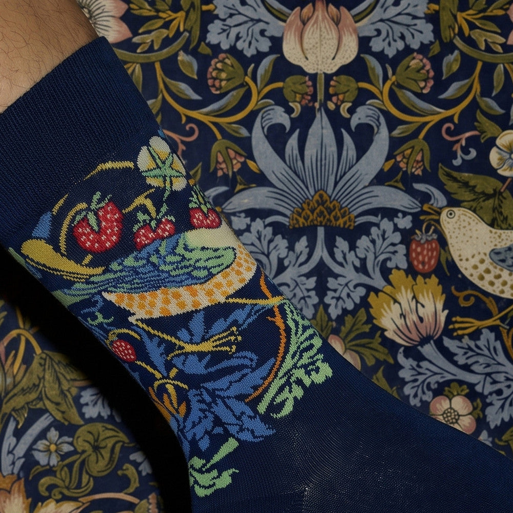 Detail van de ingebreide lijsters en aardbeien op de Strawberry Thief sokken