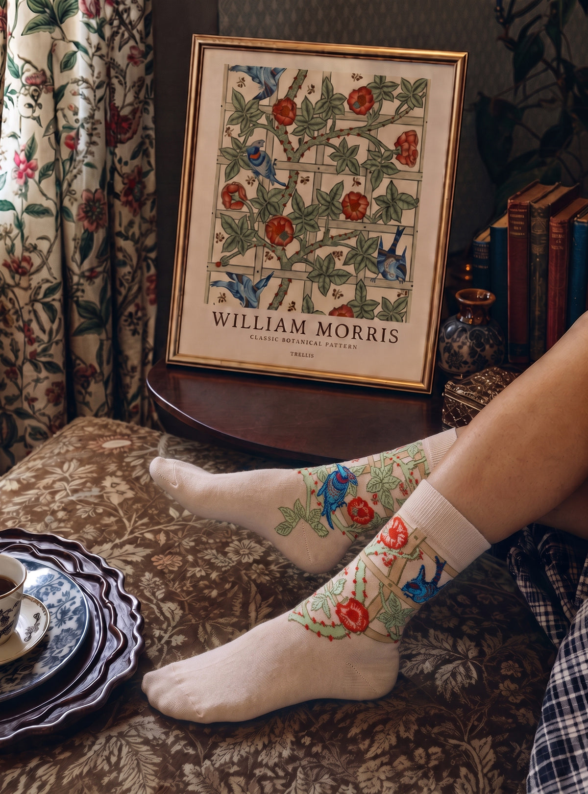 Trellis sokken naast een ingelijste William Morris poster