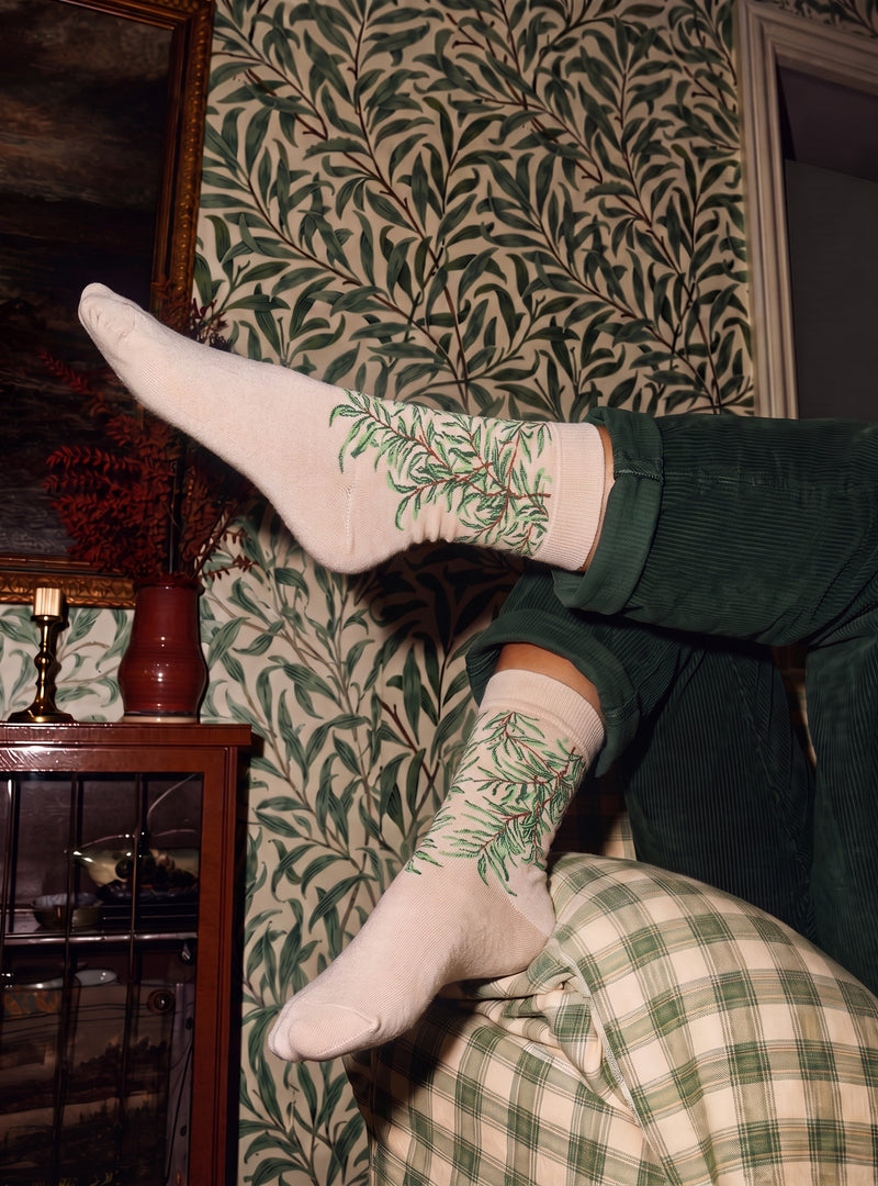Willow Bough sokken gedragen bij een groene corduroy broek