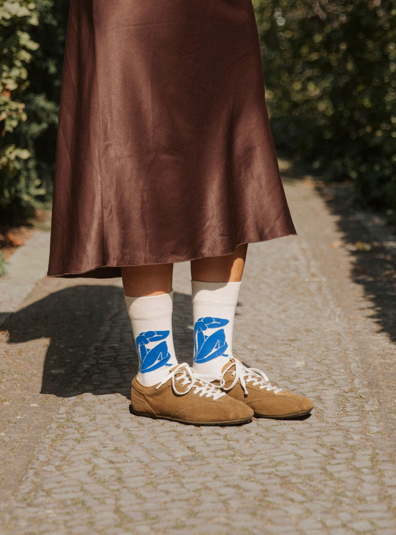 Blue Nude sokken van Kunstsokken naar Henri Matisse, gedragen met een satijnen rok en suède schoenen