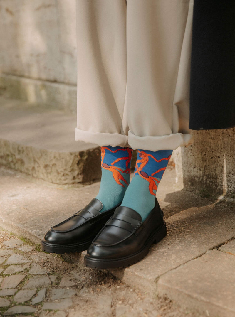 De Dans sokken van Kunstsokken naar Henri Matisse, gedragen met zwarte loafers en een witte broek