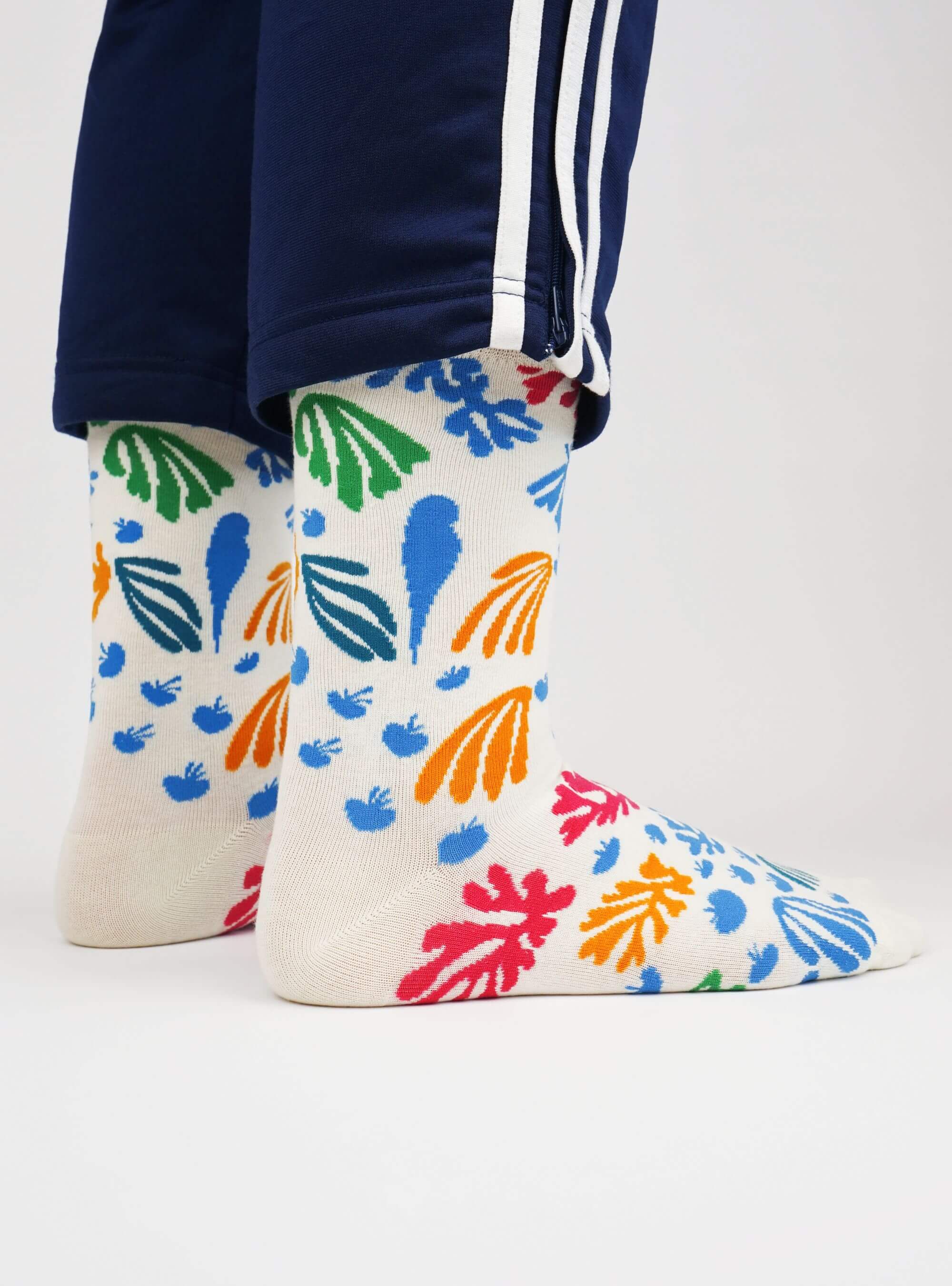 De Parkiet en de Zeemeermin kunstsokken van Henri Matisse gedragen bij een donkerblauwe joggingbroek