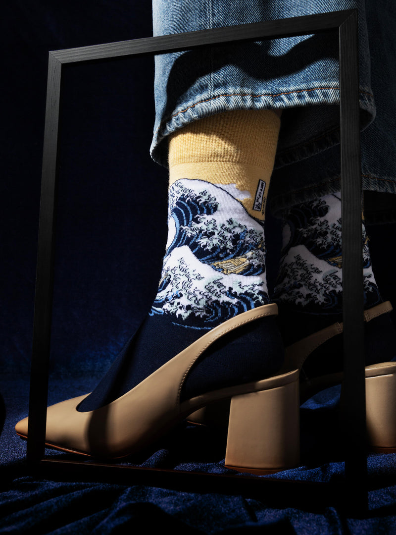 De Grote Golf van Kanagawa sokken van Kunstsokken naar Hokusai, gedragen met beige schoenen met blokhak