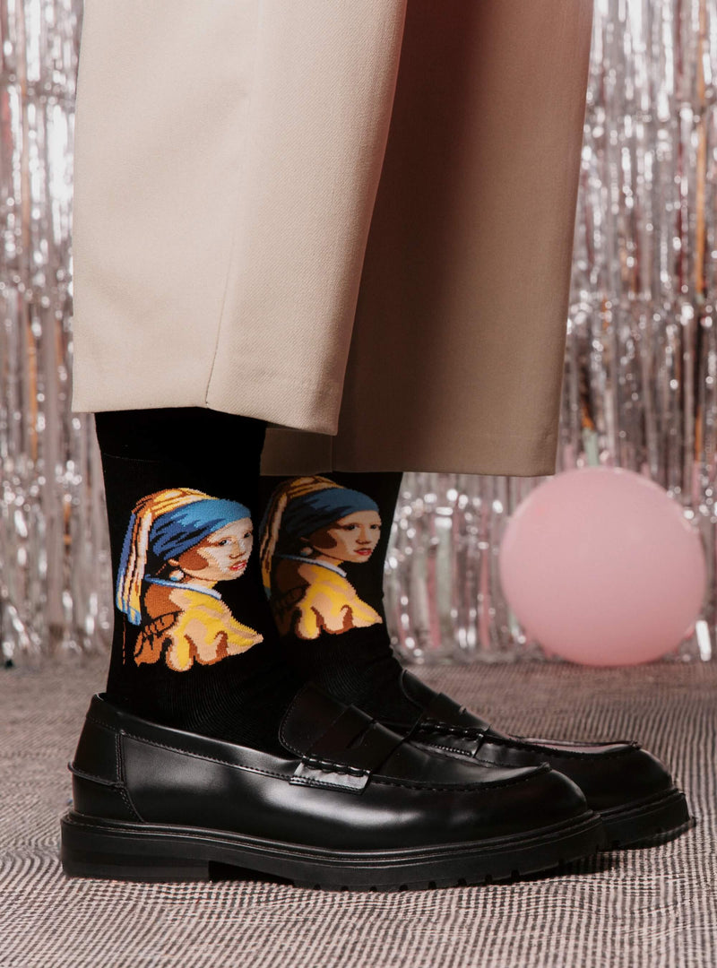Meisje met de Parel sokken van Kunstsokken naar Johannes Vermeer, gedragen met zwarte loafers