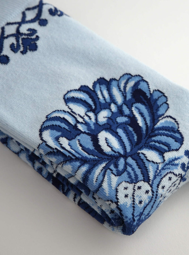 Detailshot van de Delfts Blauw Bloemen sokken, met verfijnde bloemendetails geïnspireerd door Delfts aardewerk.