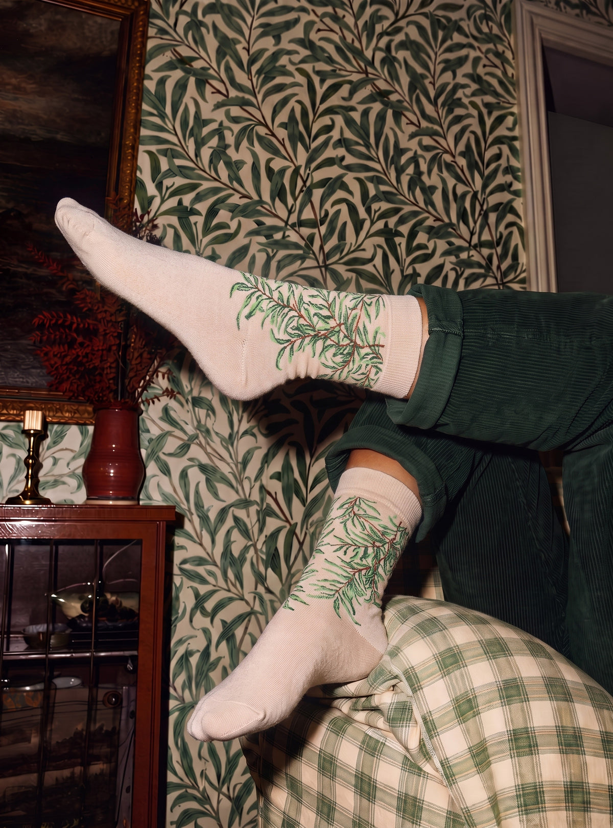 Willow Bough sokken gedragen bij een groene corduroy broek