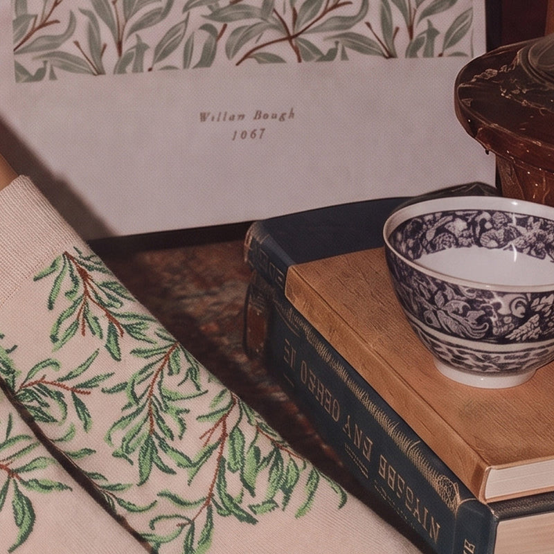 Detail van de ingebreide wilgenbladeren op de Willow Bough sokken