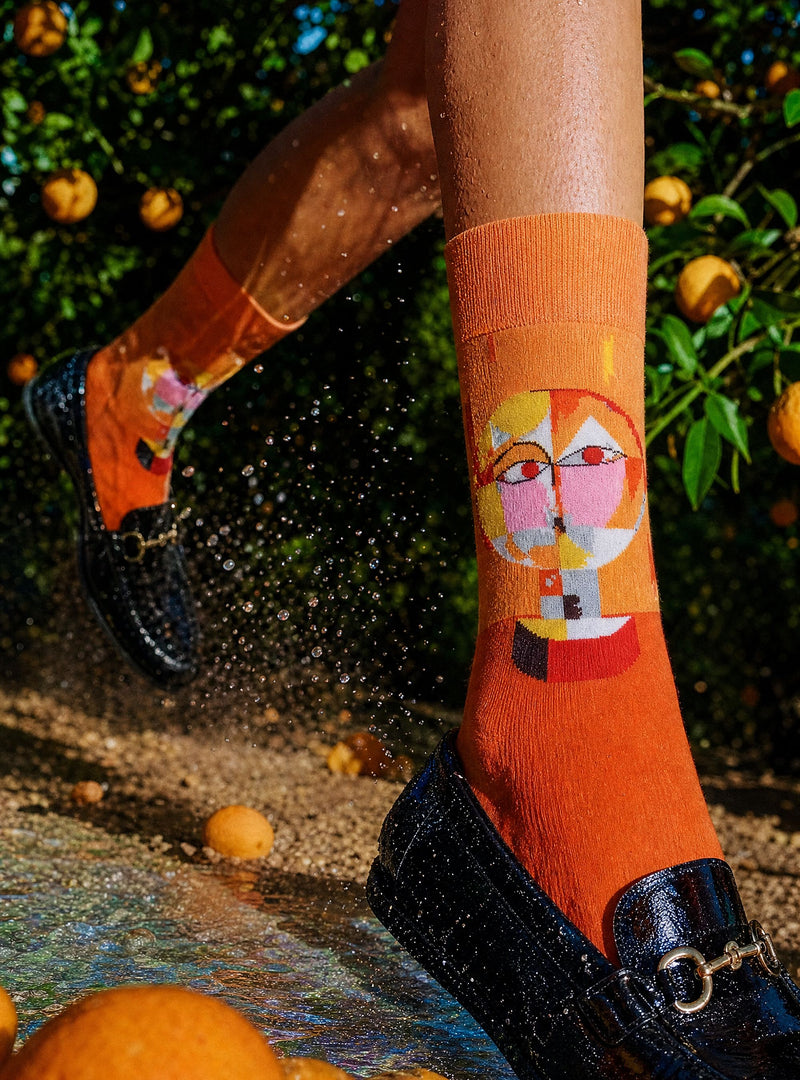 Senecio sokken van Paul Klee, gedragen in een zonnige boomgaard